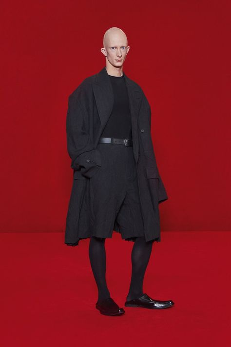 Balenciaga Spring 2022 Ready-to-Wear Collection | Vogue Red Ballroom Dresses, Storm Fashion, Balenciaga Spring, Celebrity Culture, Bespoke Fashion, Moda Paris, Male Fashion Trends, Black Puffer, Classic Hollywood