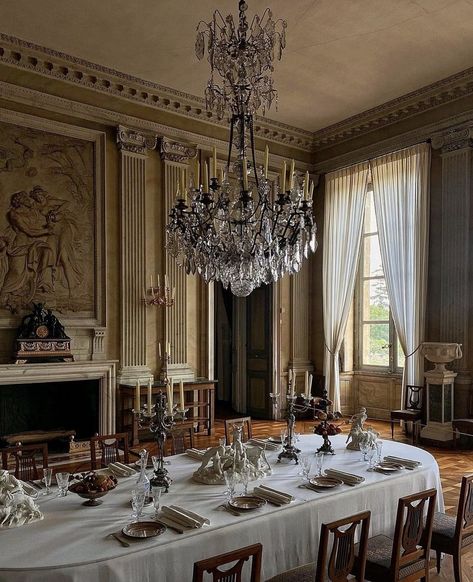 Royal House Aesthetic, Castle Home Decor, Manor Ballroom, Dining Room Mansion, Castle Dining Room, Old Money House Interior Dining Room, Royal Dining Room Aesthetic, Aesthetic Dining Room, Castle Aesthetic Interior