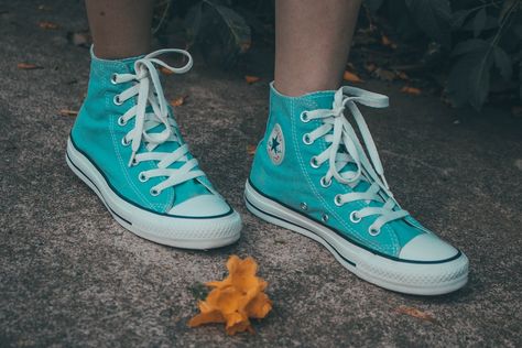 Turquoise Converse, Womens White Converse, Teal Converse, Converse Aesthetic, Cute Converse, Converse Outfits, Moda Aesthetic, Sneaker Trend, Sneaker Outfits