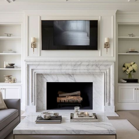 20 Electric Fireplace Ideas with TV Above - HearthandPetals Fireplace Ideas With Tv Above, Fireplace And Bookshelves, Electric Fireplace Ideas With Tv, Fireplace Ideas With Tv, Tv Camino, Electric Fireplace Ideas, Wall Units With Fireplace, Mantel Styling, Tv Over Fireplace