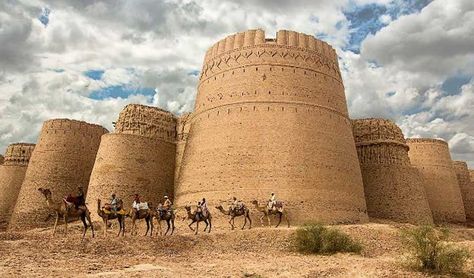 Derawar Fort: What Remains from a Once Thriving Desert Civilization? Derawar Fort, Cholistan Desert, Large Photography, Pakistan Travel, Indus Valley Civilization, Beaux Villages, Photography Contests, Historical Place, San Pedro