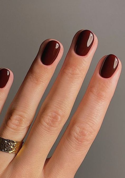 InStyle – Die neuesten Trends aus Mode, Beauty und Lifestyle Red Brown Nail Color, Shellac Short Nails, Orange Nail Designs, Simple Fall Nails, Nagellack Trends, Nagel Inspo, Neutral Nails, Nail Art Hacks, Classy Nails