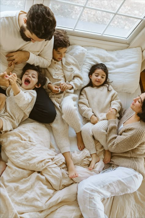 Family At Home Aesthetic, Loungewear Family Photos, Healthy Family Photos, Family Photos Lifestyle Indoor, Family Photo Bedroom, Cozy In Home Photoshoot, Home Family Photoshoot Ideas Christmas, Fall Family Photos Indoor, Lifestyle Photography Family Bedroom