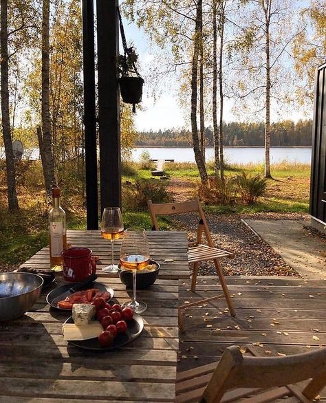 Outdoor Lunch, Cabin Inspiration, Good Wine, Autumn Cozy, Autumn Aesthetic, Slow Living, Log Cabin, Fall Vibes, Lake House