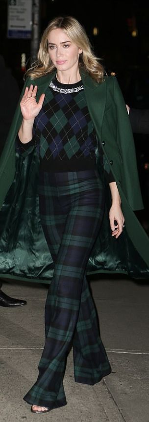 Blue And Green Plaid Pants Outfit, Green Plaid Pants Outfit, Tartan Dress Outfit, Green Plaid Outfit, Green Tartan Skirt, Green Wardrobe, Retro Ootd, Checkered Outfit, Green Plaid Pants