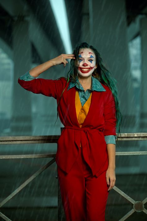 Fem Joker Cosplay, Joker Photoshoot Ideas, Joker Poses, Joker Photoshoot, Aesthetic Halloween Makeup, Diy Joker Costume, Halloween Makeup Terror, Scary Joker, Pumpkin Carving Ideas Halloween