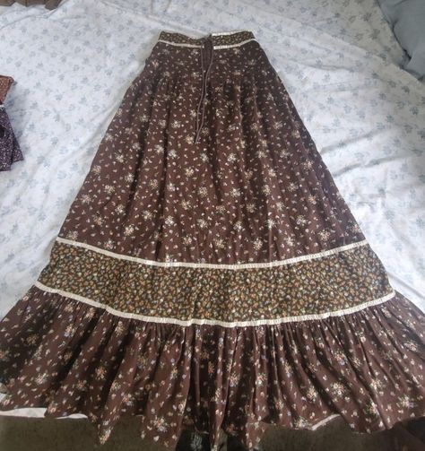 1970's Outfits, Vanishing Cabinet, Haunted Farm, 70s Maxi Skirt, 1970s Outfits, Gunne Sax Skirt, Thrift Manifestation, Vintage Academia, Fashion Work Outfit