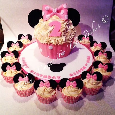 Minnie Mouse giant and small cupcakes Minnie Mouse Giant Cupcake, Minnie Mouse Small Cake, Disney Shaped Food, Minnie Cupcake Cake, Small Minnie Mouse Cake, Mini Mouse Cupcakes Ideas, Minnie Mouse Cake And Cupcakes, Minnie Mouse Cupcake Cake, Minnie Mouse Smash Cake