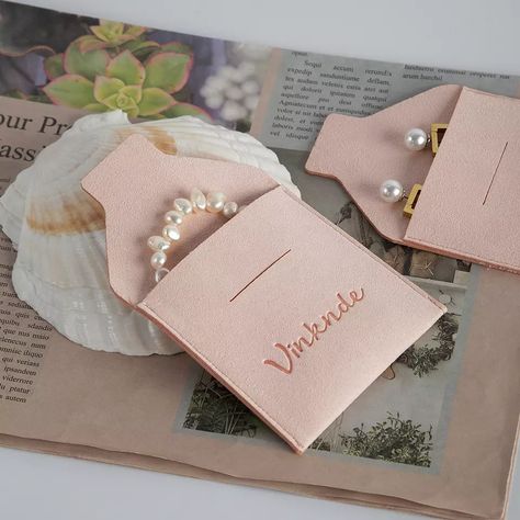 Cheap Jewellery Packaging Ideas, Bracelet Gift Box Ideas, Necklace Packaging Ideas, Jewelry Business Packaging, Jewel Packaging, Bracelet Gift Packaging, Jewelry Packaging Ideas, Necklace Gift Packaging, Bracelet Logo