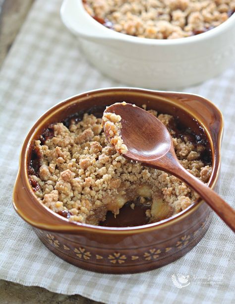 This heavenly banana caramel crumble dessert has a crisp topping, and the kids love it! Your kitchen will smell amazing while baking. Cake Recipes Ideas, Caramel Crumble, Ideas Healthy Food, Banana Crumble, Easy Delicious Cakes, Crisp Topping, Roasted Banana, Banana Caramel, Fruit Crumble