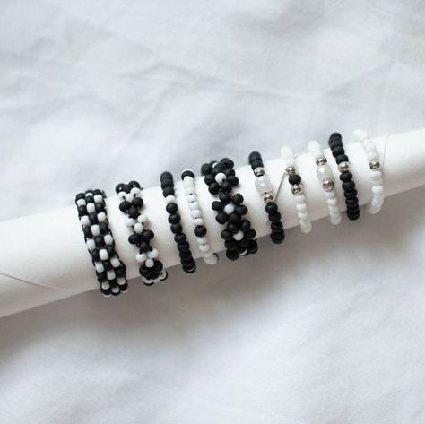 Black And White Beads Ring, Beaded Black Bracelets, Jewelry Accessories Handmade, Beads Inspiration, Pop Jewelry, Diy Beaded Rings, Check Mate, Diy Bracelets Tutorials, Black Beaded Bracelets