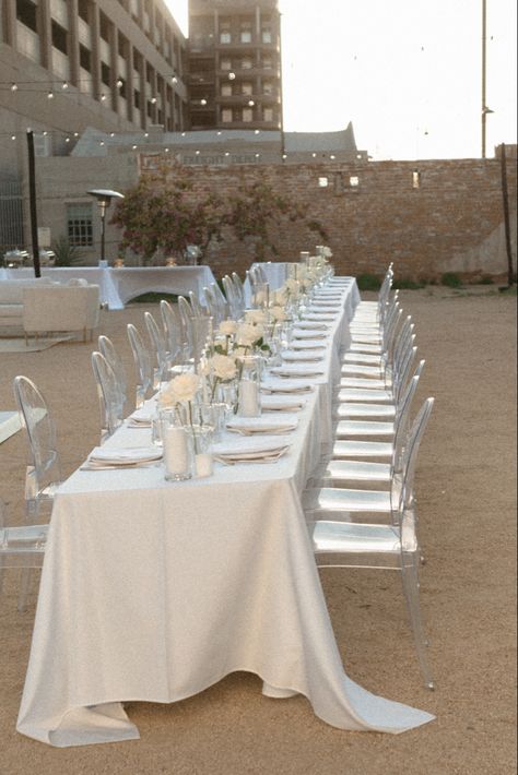 White Rose Reception, White Roses Wedding Table Decor, Wedding Dinner Table Setting Simple, White Table Cloth Wedding, All White Table Setting, Wedding Dinner Table Setting, White Wedding Flowers Centerpieces, Tent Logo, Minimal Wedding Decor