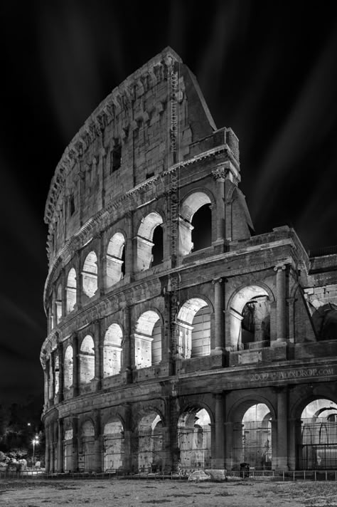 Colosseum Black And White, Roma Wallpaper, Rome Black And White, Ancient Rome Aesthetic, Ancient Greece Aesthetic, Monochrome Wall, Black And White City, Gray Aesthetic, Black And White Aesthetic