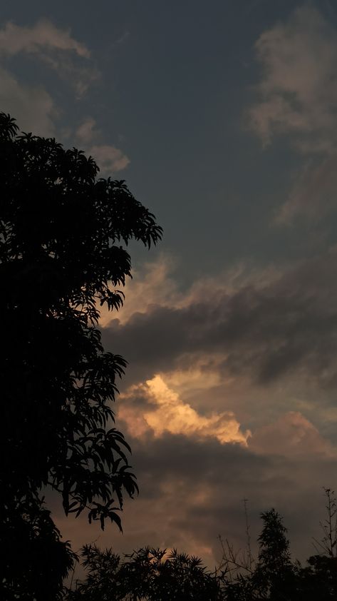 Esthetic Pic For Insta, Evening Sky Quotes, Evening Sky Aesthetic, Dark Sky Aesthetic, Evening Snap, Beautiful Sky Pictures, Evening Pics, Evening Vibes, Sky Sunrise