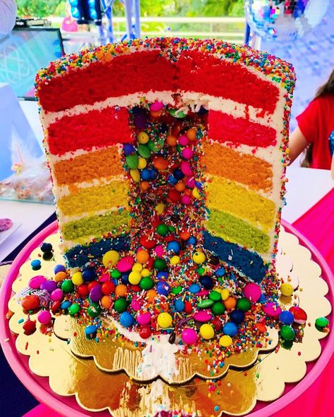 WiFF and PUFF 🍿 on Instagram: “Nuestra Rainbow Explosion Cake te encantará ! 🎂🎉🌈 #wiffandpuff . . . . . . . . . . . . #rainbowcakes #rainbowexplosioncake #explosioncake…” Explosion Cakes Birthdays, Rainbow Explosion Cake, Exploding Cake, Cakes Happy Birthday, Explosion Cake, Rainbow Explosion, Sweet Magic, Rainbow Cake, July 16