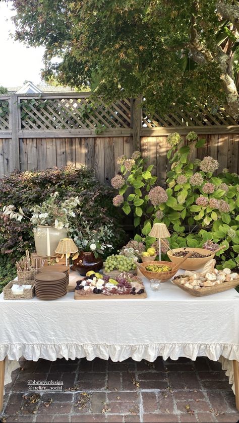 Tea Station Party, Vintage Bridal Shower Ideas, Garden Bridal Shower Ideas, Bridal Shower Picnic, French Bridal Showers, Gardening Party, Tea Station, Garden Bridal Showers, Fairy Garden Party