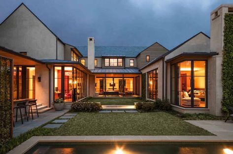 Extraordinary home in Dallas built around a central courtyard Courtyard Modern, U Shaped House Plans, U Shaped Houses, French Courtyard, French Country Exterior, Deck Balcony, Home Designs Exterior, Modern Courtyard, Central Courtyard