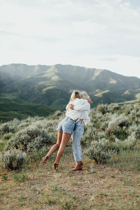 We hit the road at sunset for a stunning view of the Wasatch Mountains in Utah and some summer pictures that show love, friendship, and sisterhood.   Utah Photographer | Utah Senior Pictures | Utah Portraits | Destination Weddings Mountain Pictures Poses Friends, Cute Best Friend Picture Ideas, Mountain Pictures With Friends, Senior Picture Mountains, Senior Picture Ideas Two People, Photoshoot Poses With Friends, Senior Pictures With Mom, Bestie Senior Pictures, Best Friend Senior Pictures Poses