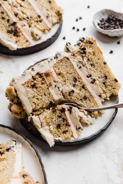 This Cookie Dough Cake has a brown butter brown sugar chocolate chip cake with edible cookie dough between each layer and a brown butter cookie dough buttercream! Cookie Dough Cake Recipe, Cake Recipes Uk, Brown Sugar Cakes, Cookie Dough Filling, Cookie Dough Cake, Brown Butter Cookies, Ultimate Cookies, Chocolate Chip Cake, Boys Hair