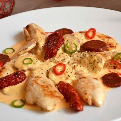 Aiguillettes de poulet, sauce crémeuse au chorizo : 35 recettes pour débutants - Journal des Femmes Meat Cooking Times, Batch Cooking, Poultry Recipes, I Love Food, Meat Recipes, Tupperware, Food Inspiration, Love Food, Food Lover