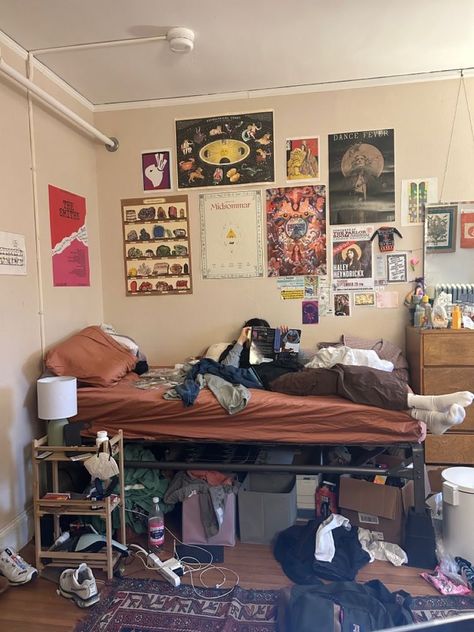 Room Decor Dorm College Students, 90s College Dorm, College Dorm Room Posters, University Rooms Ideas, Skater Dorm Room, Messy College Dorm Aesthetic, Small Liberal Arts College Aesthetic, New York Dorm Aesthetic, Messy Dorm Room Aesthetic