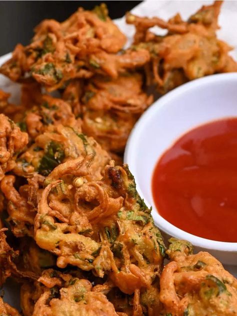 Kanda Bhaji, Onion Pakoda, Onion Fritters, Vegetable Pakora, Ramzan Special Recipes, Veg Snacks, Vegetable Snacks, Healthy Food Habits, Chicken And Cabbage