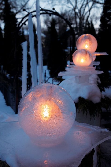 ice globes Ice Globe Lanterns, Ice Crafts, Schnee Party, Ice Candle, Ice Globes, Winter Diy Crafts, Ice Art, Snow Fun, How To Make Lanterns