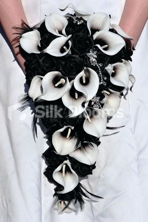 Black Bridal Bouquet, White Calla Lily Bouquet, Black Calla Lily, Dark Wedding Theme, Black Wedding Decorations, Biker Wedding, Artificial Wedding Flowers, Pagan Wedding, Cascading Wedding Bouquets