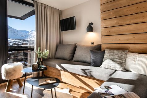 AMEVET ARCHITECTE INTERIEUR SAVOIE MONT BLANC CHALET ESPACE DE VENTE Ski Apartment Interiors, Ski Chalet Interior, Ski House Decor, French Apartment, Chalet Interior, Chalet Design, Ski Decor, Small Apartment Interior, Deco Studio