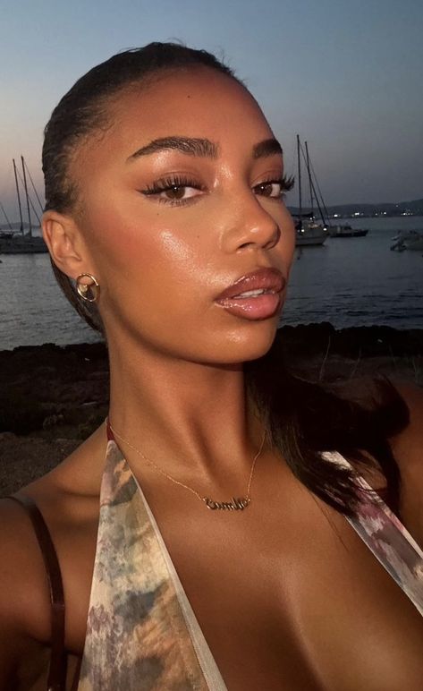 uma jammeh love island 2024 Uma Love Island Makeup, Uma Jammeh Makeup, Island Makeup Look, Toasty Makeup, Uma Love Island, Erika Core, Island Makeup, Magnolia Parks, Learn Makeup