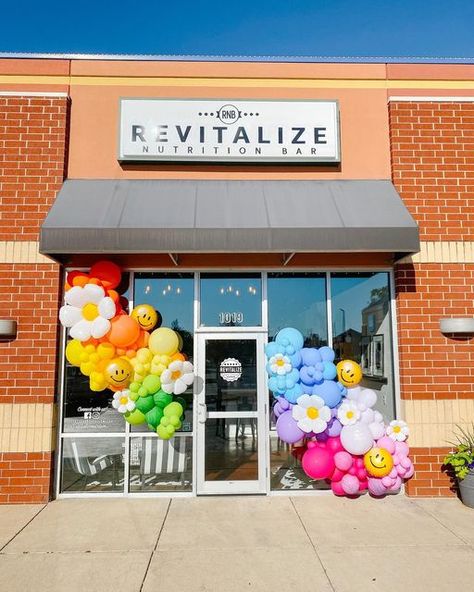 Pride Installation, Business Balloons, Restaurant Entrance, Birthday Door, Balloon Ideas, Nutrition Bars, Green Balloon, Spring Ideas, Blue Lavender