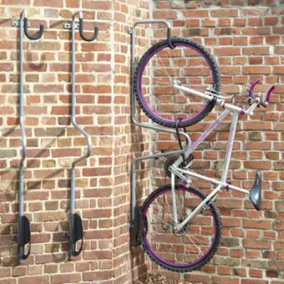 Comment choisir son rangement, crochet ou râtelier pour vélo ? | Leroy Merlin Bicycle Parking Design, Bike Storage Home, Rack Velo, Indoor Bike Storage, Vertical Bike Rack, Bicycle Stand, Vertical Bike, Support Velo, Bicycle Parking