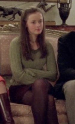 Rory Gilmore Fits Season 1, Rory Season 1 Outfits, Brown Skirt Green Top Outfit, Rory Gilmore Green Sweater, Rory Gilmore Party Outfit, Rory Gilmore Episode 1 Outfit, Rory Gilmore Outfits College, Rory Gilmore Brown Jacket, Skirt And Tights Outfit Aesthetic