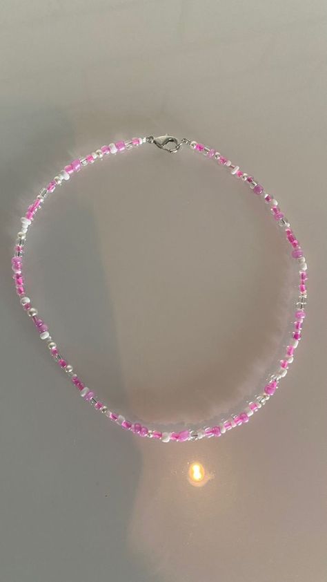 Pink Beaded Necklace Aesthetic, Pink And White Beaded Bracelets, Seed Bead Necklace Pink, Pink Beaded Necklaces, Pink And White Beaded Necklace, Pink Bead Jewelry, Beaded Jewelry Pink, Glass Seed Bead Necklace Ideas, Pink Necklace Beaded