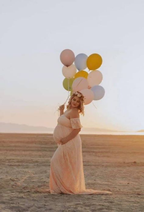 Maternity Photography With Balloons, Creative Maternity Photography, Shower Poses, Maternity Photography Tips, Indoor Maternity Photography, Maternity Photography Ideas, Maternity Picture Outfits, Pregnant Photography, Winter Maternity Photos