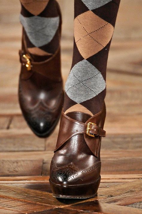 Runway Ralph Lauren Fall/Winter 2012-2013 | Cool Chic Style Fashion Librarian Chic, Ralph Lauren Fall, Argyle Socks, Stylish Socks, Brown Tone, Wing Shoes, Punk Emo, Ralph Lauren Collection, Fall Shoes