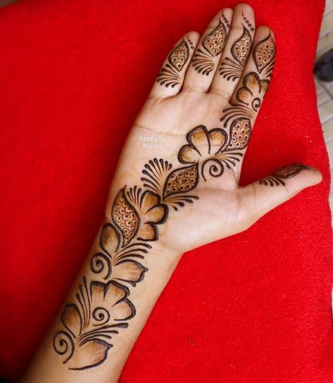 Mehandi Designs For Small Kids, Mhandi Degins Baby, Child Mehandi Design, Mehendhi Designs Simple Easy Back Hand, Small Kids Mehndi Designs, Simple Cone Designs, Simple Mehandi Front Hand, Simple Arabic Mehndi Designs Front Hand, Kids Mehandi Designs Hands