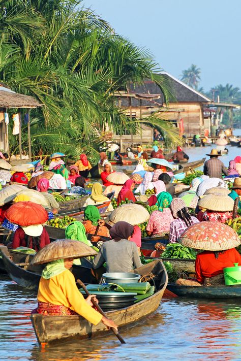 Held daily for over 500 years on the Martapura River, Banjarmasin, Kalimantan, the colourful and vibrant Lok Baintan floating market  is widely regarded as the most authentic of its kind in SE Asia. For more information, head to http://www.roamindonesia.com/kalimantan-borneo/south-kalimantan/ Borneo Aesthetic, South Kalimantan, East Kalimantan, Asia Trip, Floating Market, Forest City, Wallpaper Disney, Batik Design, Se Asia