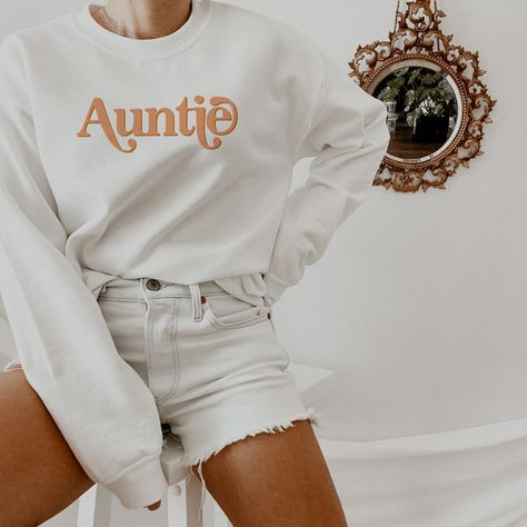 Crewneck Outfit Women, Crewneck Outfit, Trendy Crewneck, College Sweatshirt, White Crewneck, Daily Routines, Outfit Women, Retro 70s, Knit Collar