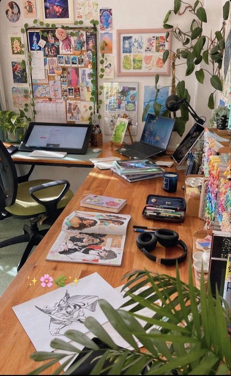 Cozy Artist Studio, Artist Room Ideas Bedroom, Messy Study Aesthetic, Desk Area Aesthetic, Art Desk Aesthetic, Bedroom Art Studio, Artsy Desk, Art Studio Ideas, Atelier Ideas