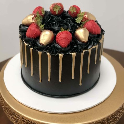 Black And White Drip Cake, Drip Cake With Strawberries, White Drip Cake, Rain Drop Cake, 50th Birthday Cakes For Men, Gold Drip Cake, Chocolate Dripping, Cake With Strawberries, Gold Birthday Cake