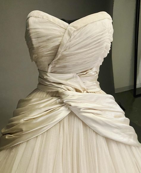 This Dior gown originally began its life as a wedding dress titled Fidélité from the 1949 autumn/winter collection. @chicagomuseum… | Instagram 1950s Dior Wedding Dress, Gucci Wedding Dress, Dior Vintage Dress, Dior Wedding Dress, Dior Wedding Dresses, Dior Wedding, Dior Gown, Costumes Couture, 1950’s Fashion