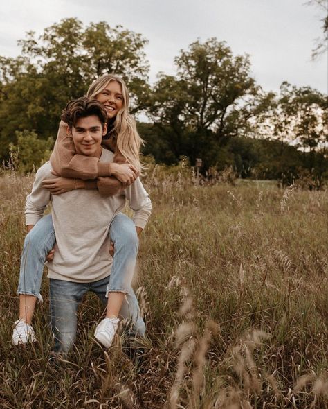 Corn Maze Photoshoot Couple, Pumpkin Engagement Photos, Conner Lee, Fall Couple Pictures, Couple Senior Pictures, Homecoming Poses, Fall Photo Shoot Outfits, Couples Pics, Couple Shoots