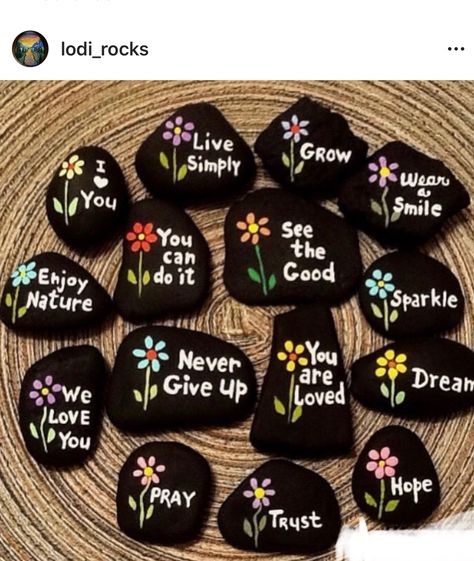 Rock Painting Ideas With Quotes, Small Stone Art, Kindness Rocks Ideas, Small Rock Painting Ideas, Positive Rocks, Koti Diy, Inspirational Rocks, Small Crafts, Paint Rocks