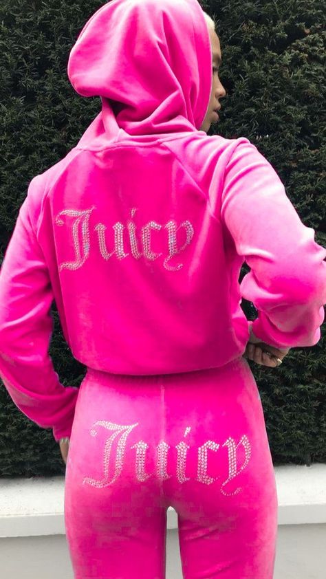 Juicy Couture Track Suit Hot Pink, Tuta Juicy, Pink Tracksuit Aesthetic, Pink Juicy Couture Track Suit, Juicy Sweatsuit, 00s Fashion Outfit, Tracksuit Aesthetic, Juicy Couture Pink Tracksuit, Juicy Couture Aesthetic