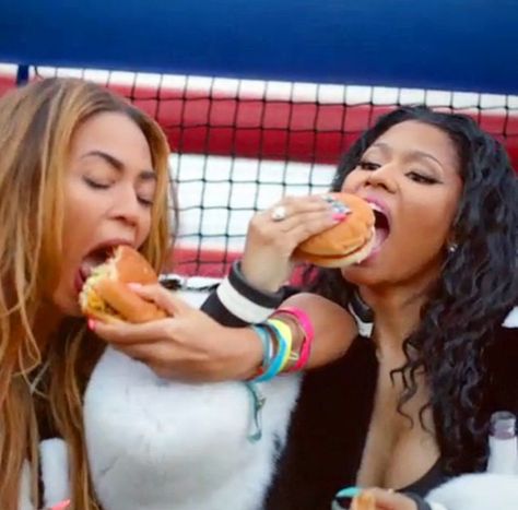 Beyonce & Nicki Minaj Eating Burgers in their "Feeling Myself" Music Video★ #Onika_Tanya_Maraj #Singer #Celebrities Beyonce Photoshoot, Beyonce Nicki Minaj, Beyonce Makeup, Beyonce Beyonce, Beyonce Gif, Beyonce Music, Beyonce Lyrics, Feeling Myself, Nicki Minaj Pictures