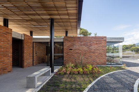 Gallery of The New Day Center for The Elderly / Side FX Arquitectura - 13 Workshop Building Ideas, Building Entrance Design Architecture, Covered Walkway Architecture, Community Center Design, Workshop Plans, Covered Walkway, Building Entrance, Facade Architecture Design, Episode Backgrounds