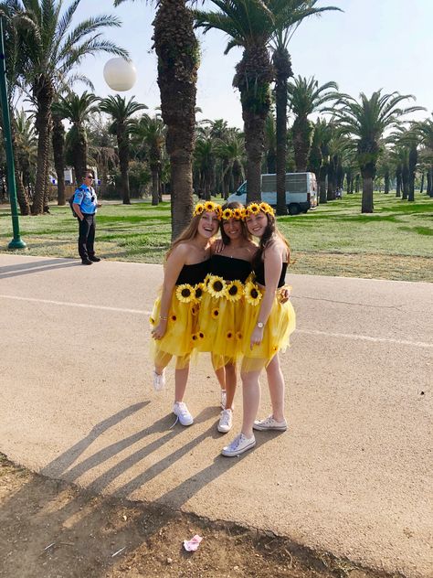 Yellow Tutu Costume Ideas, Yellow Sports Day Costumes, Sunflower Halloween Costume Diy, Sunflower Costume For Women, Sunflower Halloween Costume, Sunflower Costume Diy, Yellow Costume Ideas, Yellow Halloween Costumes, Sunflower Costume