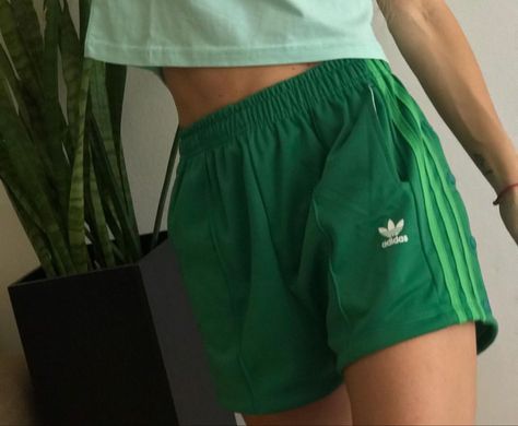 Soccer Shorts Outfit Aesthetic, Velour Shorts Outfit, Athletic Shorts Street Style, 90s Sportswear Aesthetic, Green Adidas Shorts Outfit, 90s Fitness Fashion, 90s Running Outfit, Vintage Athletic Shorts, Vintage Workout Outfit