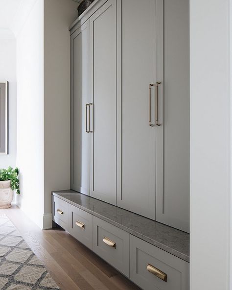 Both mudrooms feature Built-in Benches with Quartz seats!! – I love this trick. It’s such a hard durable surface. You can put…” Mudroom Cabinet, Mudroom Cabinets, Mudroom Lockers, Mudroom Entryway, Mudroom Laundry Room, Hal Decor, Mud Room Storage, Mudroom Design, Interior Minimalista